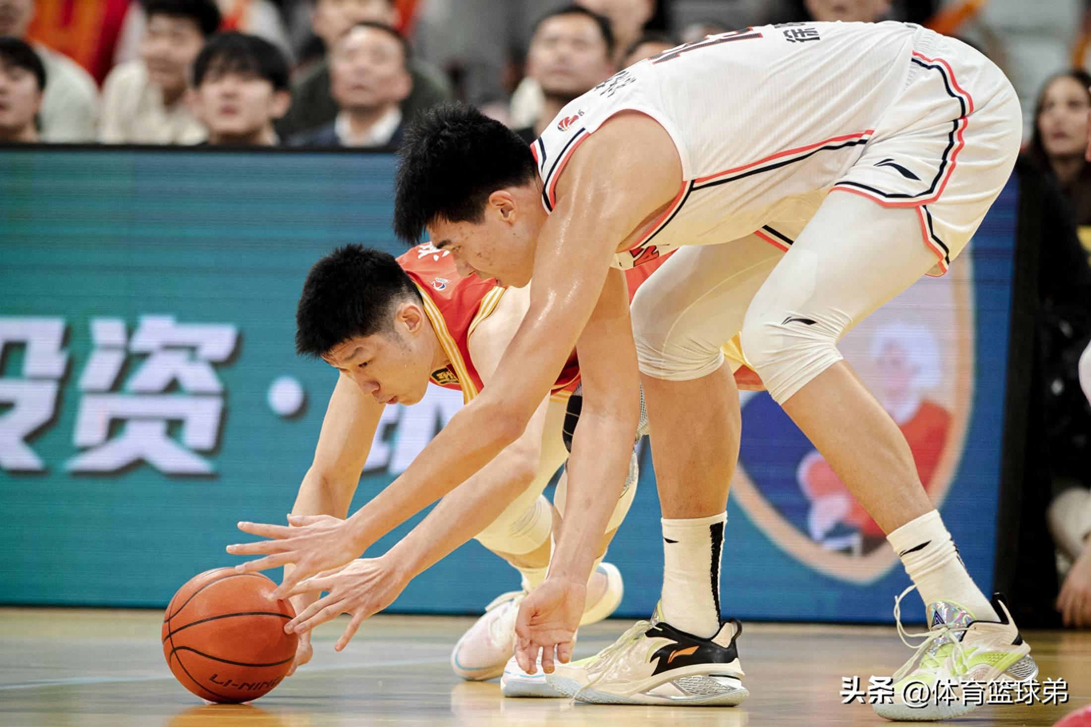 篮球联赛再掀风潮，球员实力逐渐提升